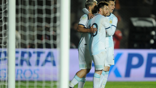 Lionel Messi aprovechó un rebote y anotó el segundo gol en San Juan