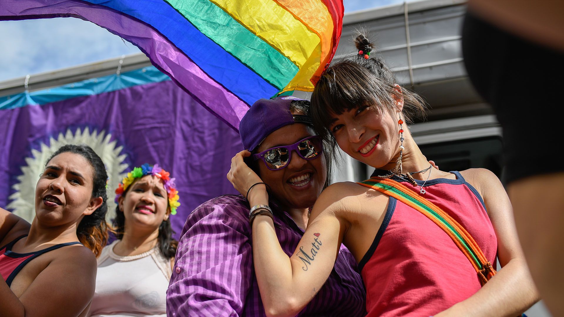 Una pareja se divierte en la Marcha del Orgullo Gay en Caracas. (AFP)