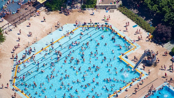 Preocupa la expansión de un parásito resistente al cloro en piscinas de EE.UU.