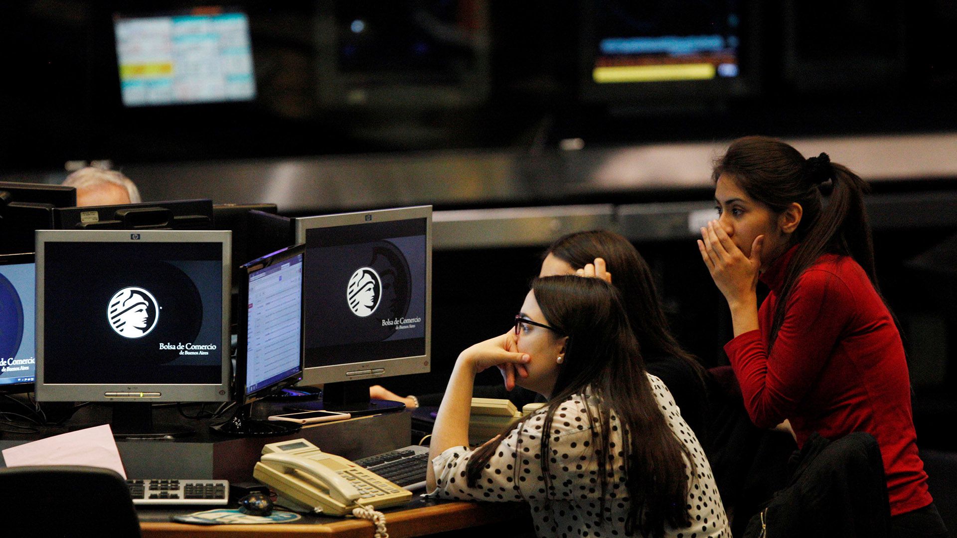 Los precios bursátiles empiezan a reaccionar a pesar de la débil actividad económica. (Reuters)
