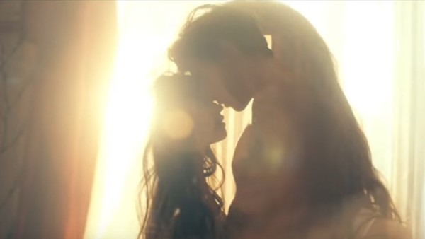 Shawn Mendes y Camila Cabello derrochan sensualidad en el videoclip de "Señorita"