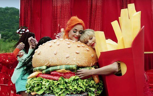 Taylor Swift hace las paces con Katy Perry en el videoclip de "You Need to Calm Down" y disparan contra la homofobia