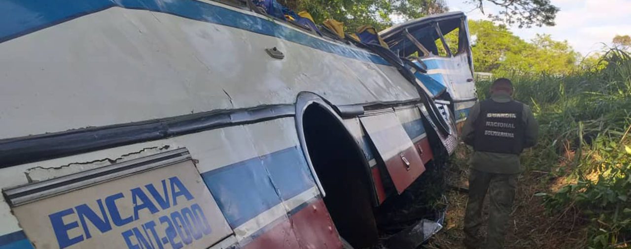 Tragedia en Venezuela: 18 muertos en un accidente de ómnibus y sus familiares denuncian que saquearon los cadáveres