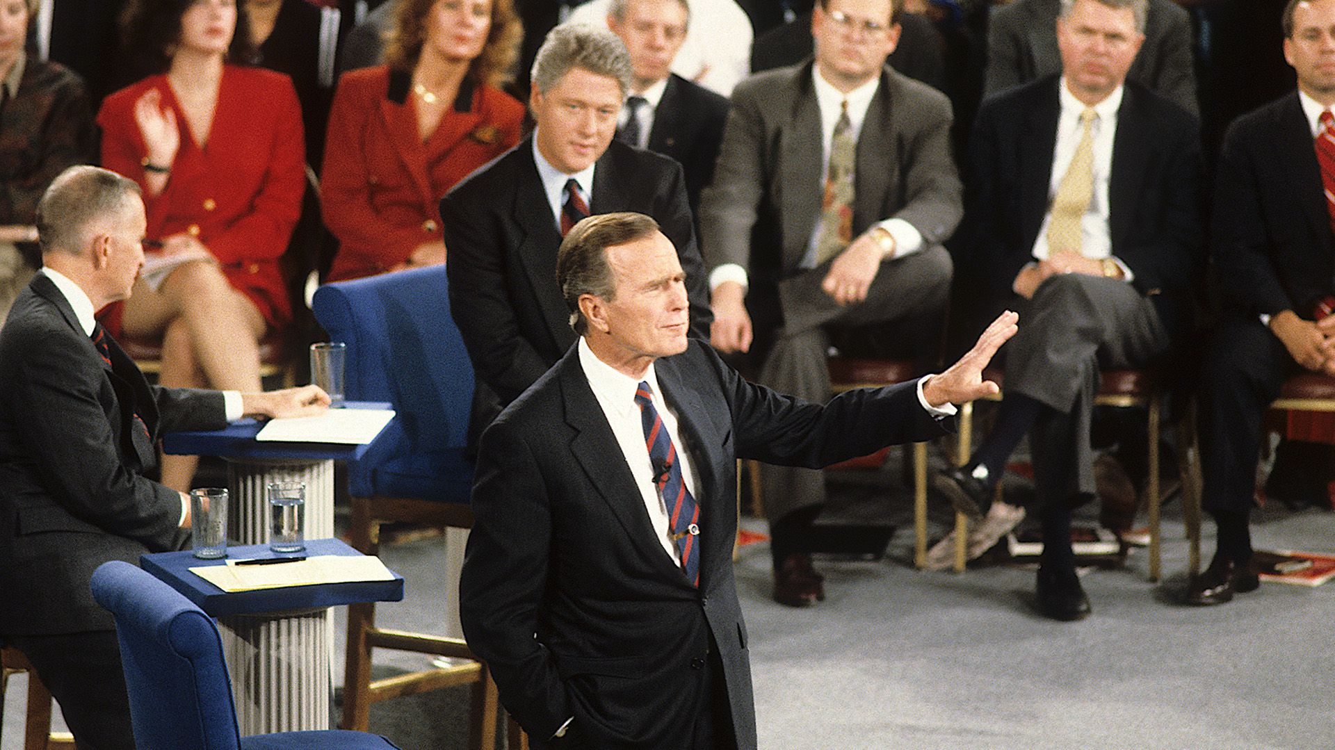 George Bush, Ross Perot y Bill Clinton, en el debate presidencial de 1992. Bush tenía prestigio internacional, Clinton le ganó la elección a Bush prometiendo mejorar la economía
