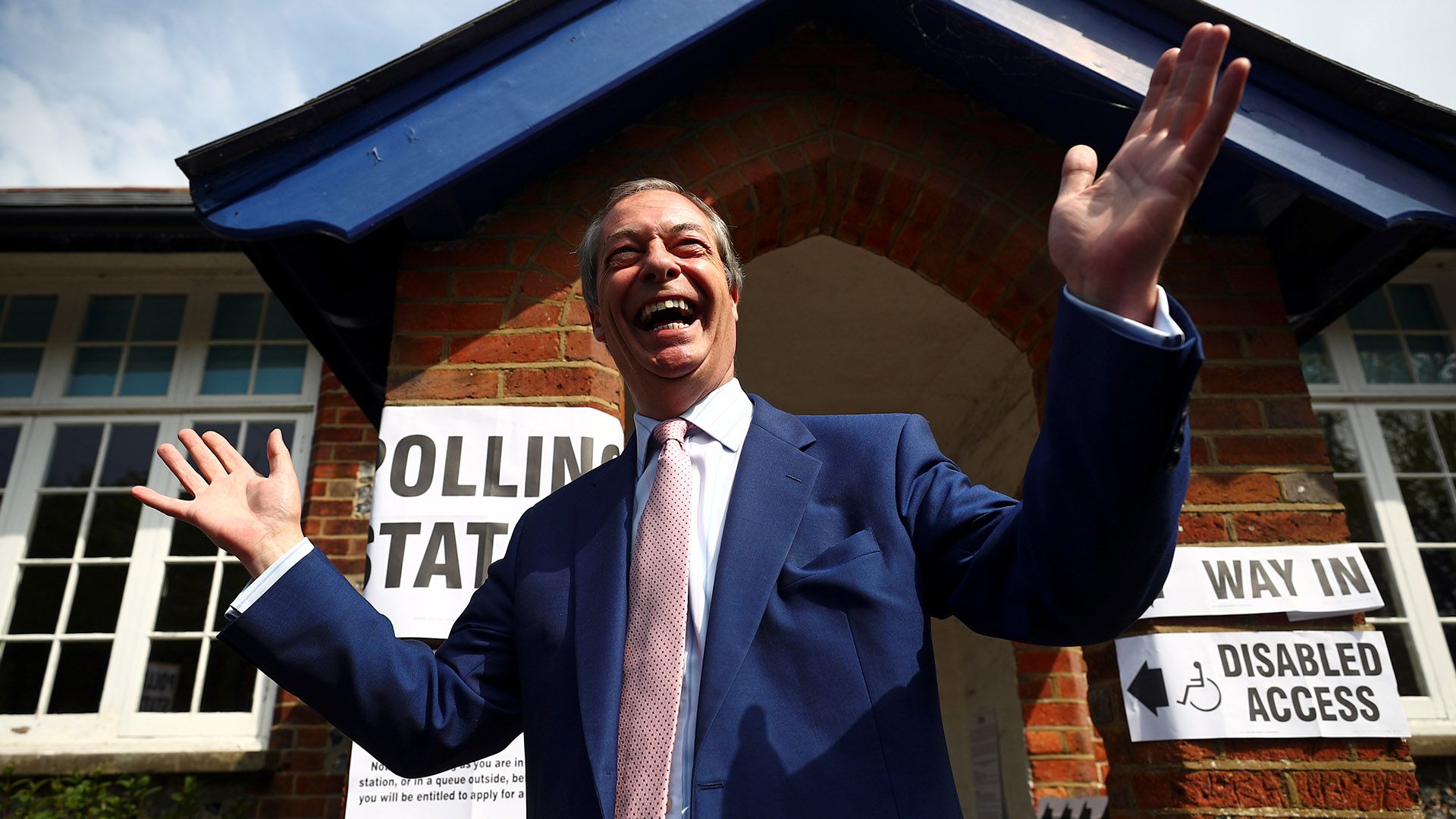 El líder del Partido Brexit, Nigel Farage, al abandonar un colegio electoral después de votar en las elecciones europeas, en Biggin Hill (Reuters)