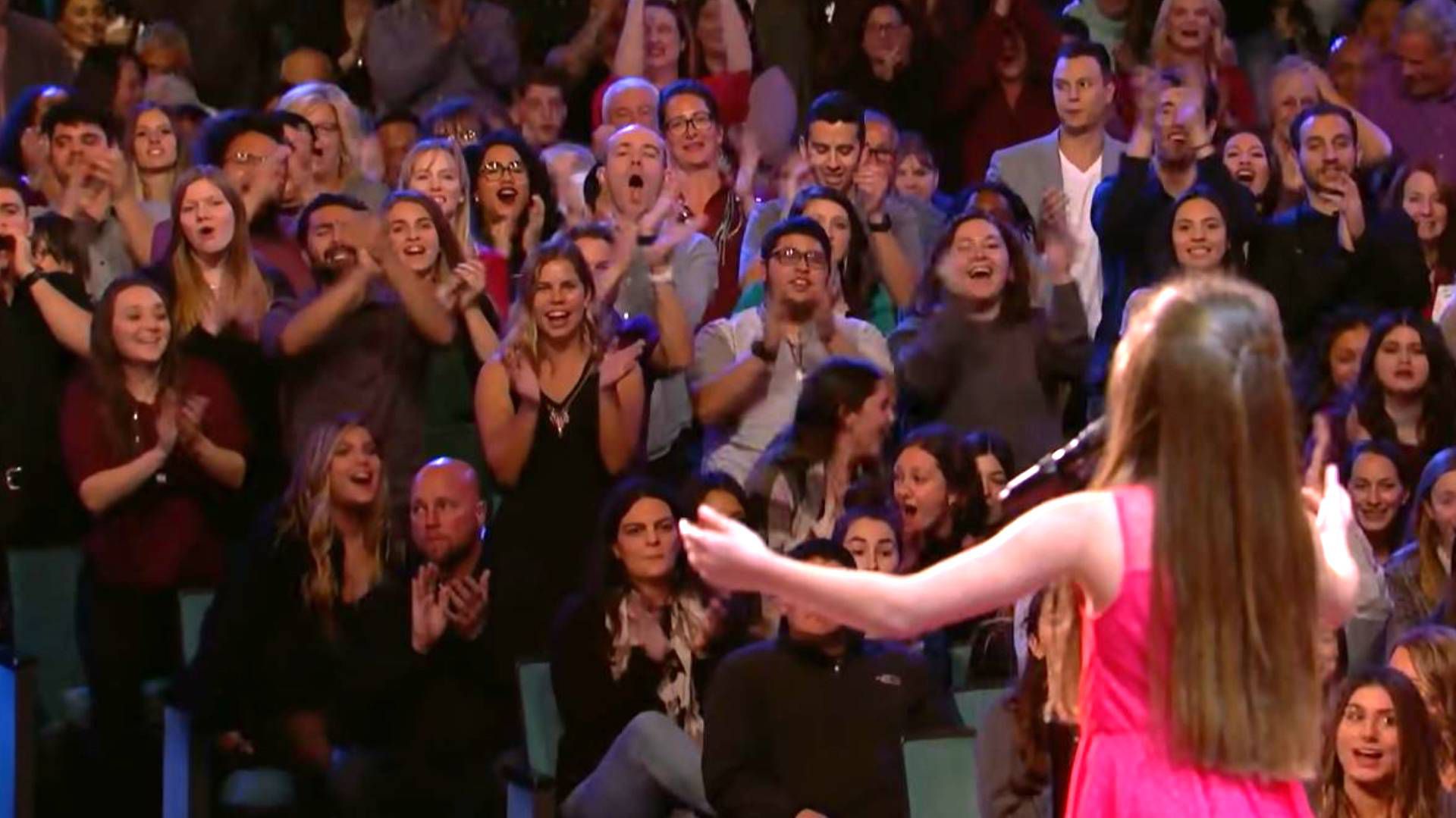 Emanne Beasha logró que el público la ovacionara a mitad de la canción (Foto: Captura de pantalla)