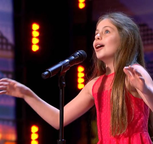 Una niña de 10 años participó en "America's Got Talent" y lo que hizo con su voz provocó una ovación mundial