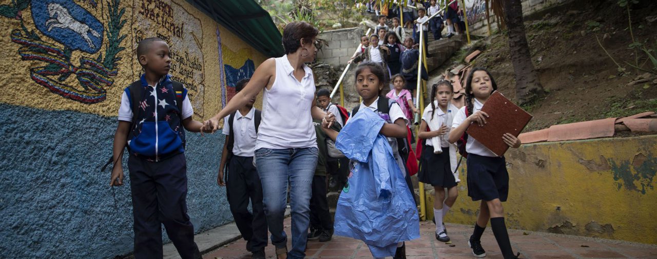Venezuela se queda sin maestros y las mamás comienzan a dar clases en las escuelas