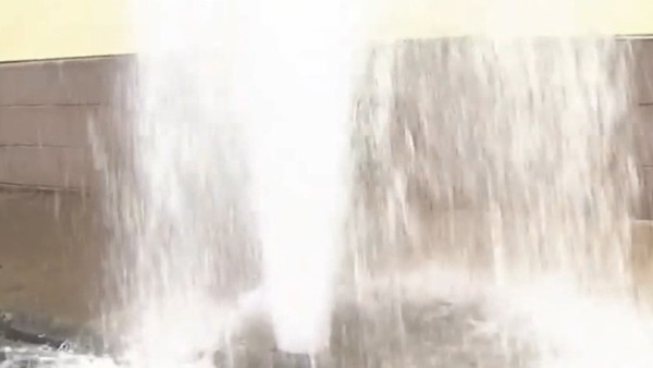 Video: el increíble chorro de agua que sorprendió a los vecinos de Almagro