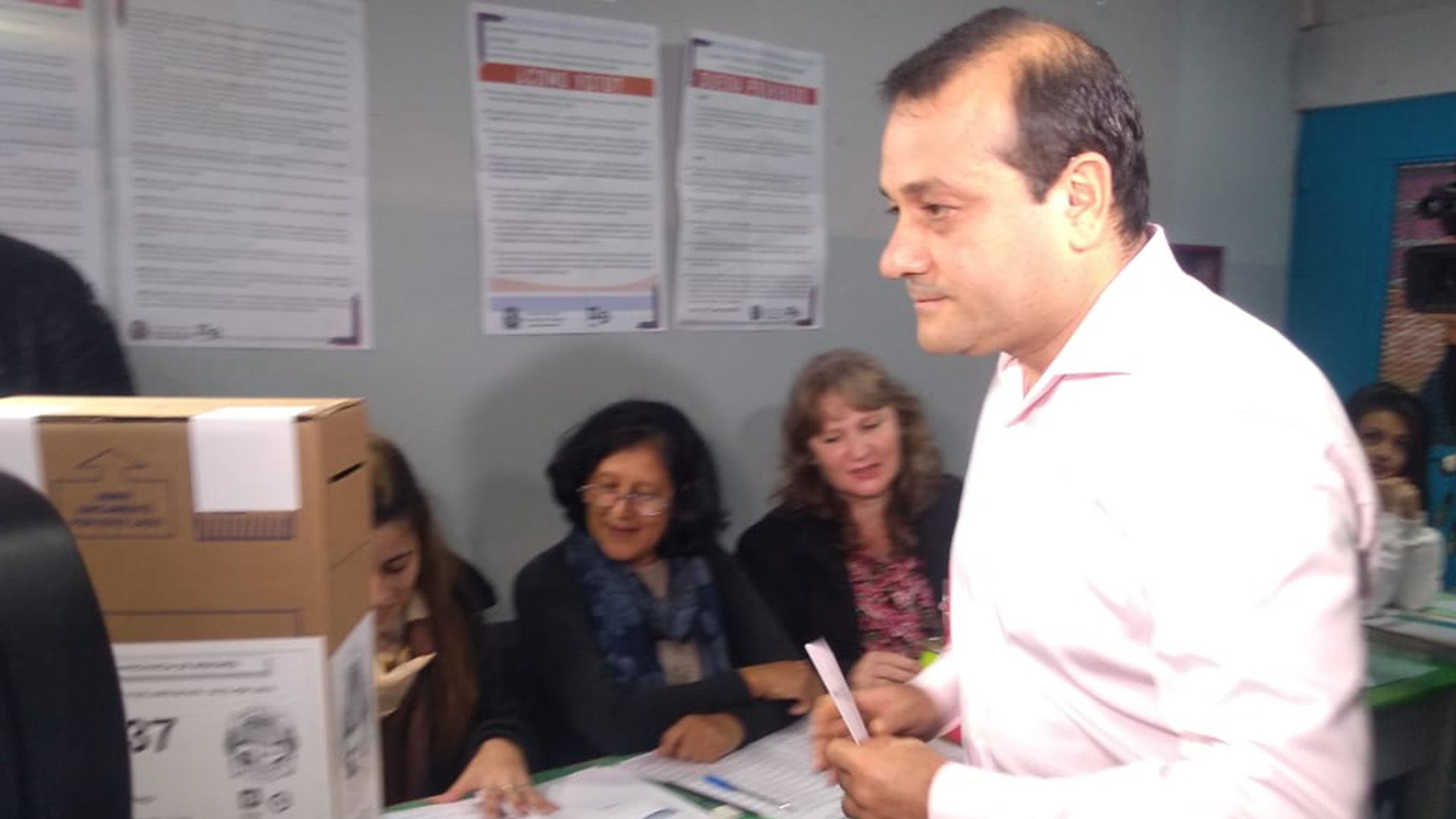 Oscar Herrera Ahuad votó pasadas las 9 en una escuela en Posadas (Twitter: @misionesonline)