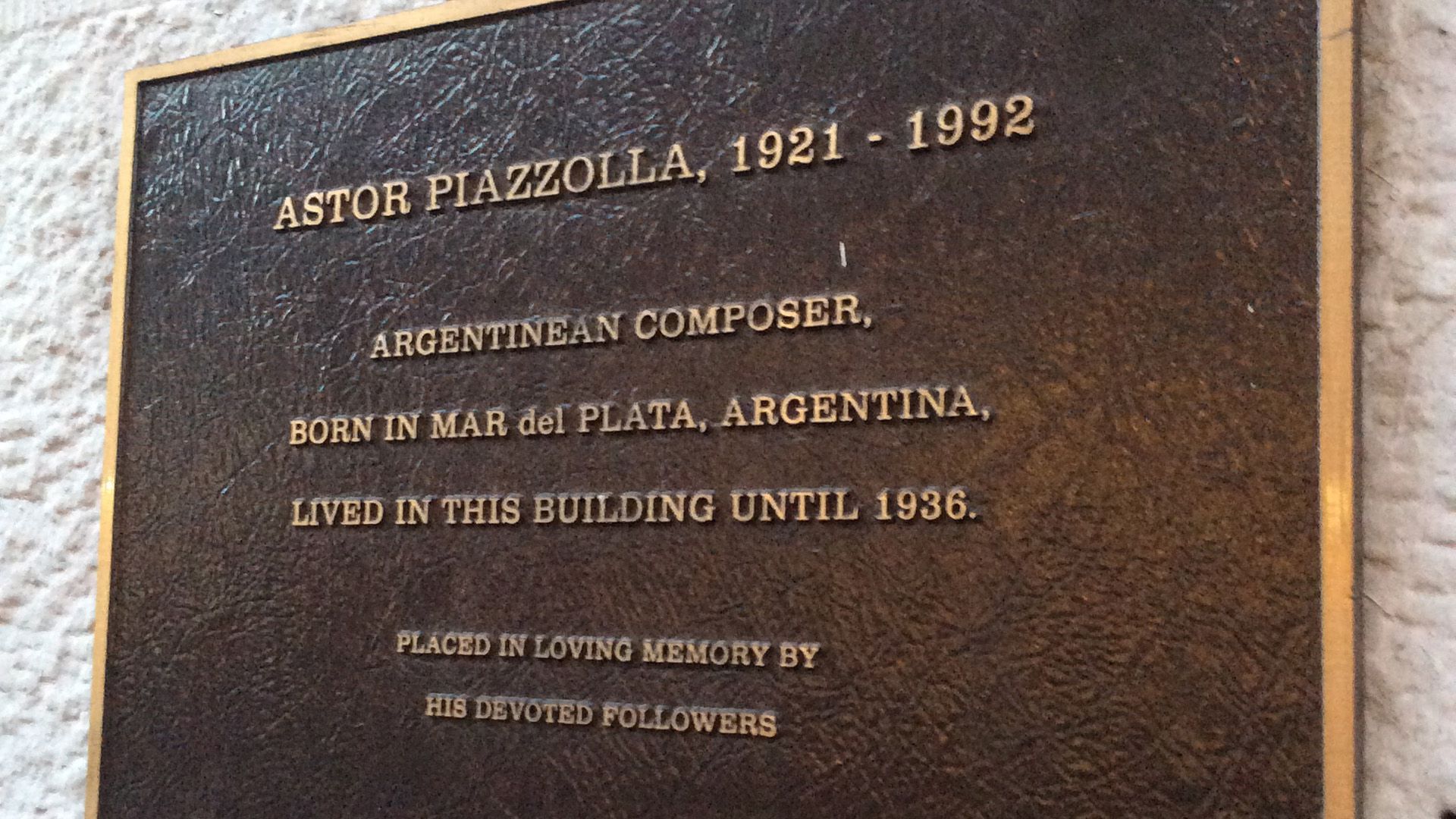 La placa en homenaje a Piazzolla en la calle 9