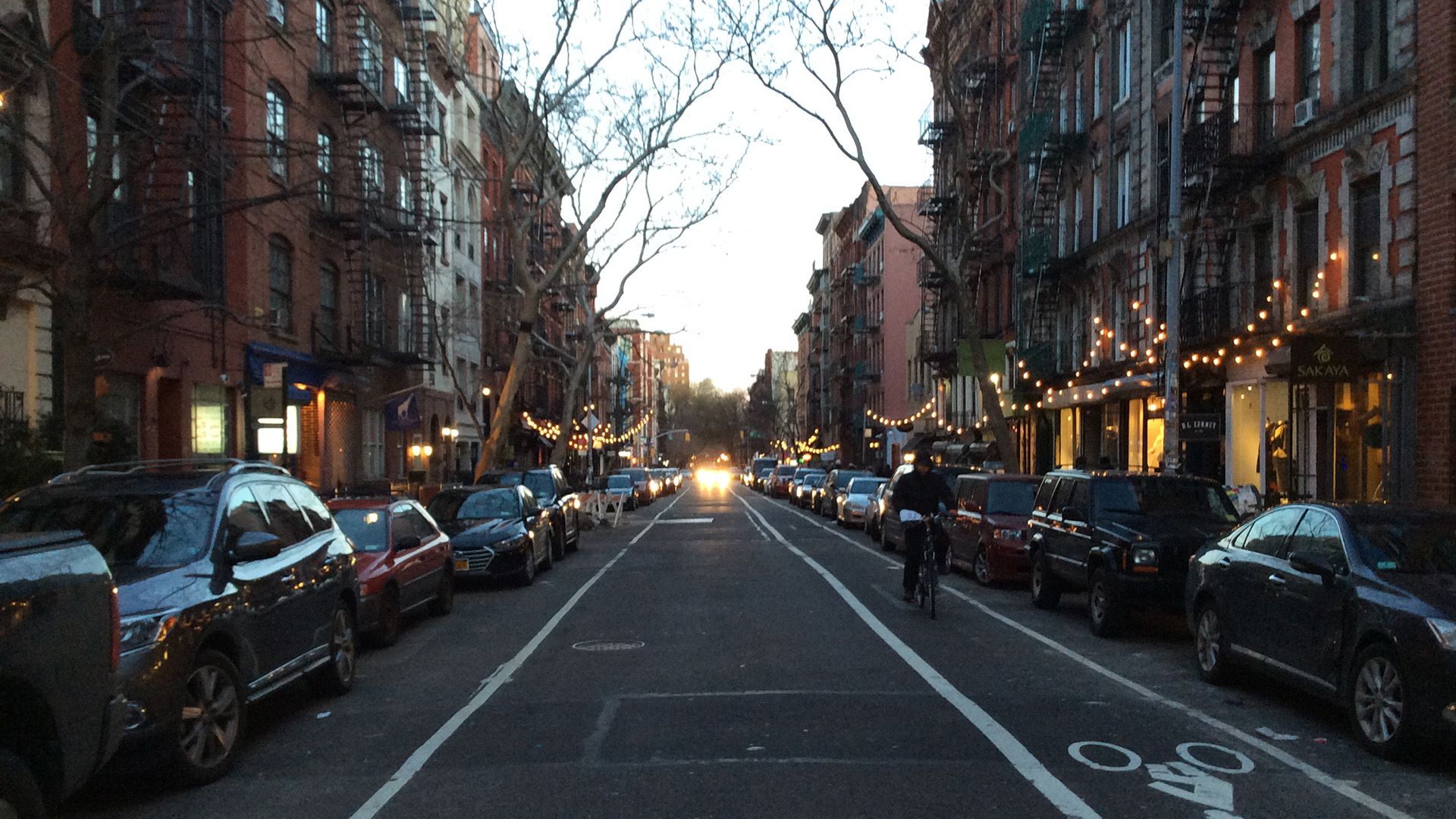 La calle 9, una de las típicas escenas neoyorquinas, donde está la placa en homenaje al músico argentino