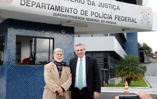 Alberto Fernández está en la cárcel de Curitiba y visita a Lula