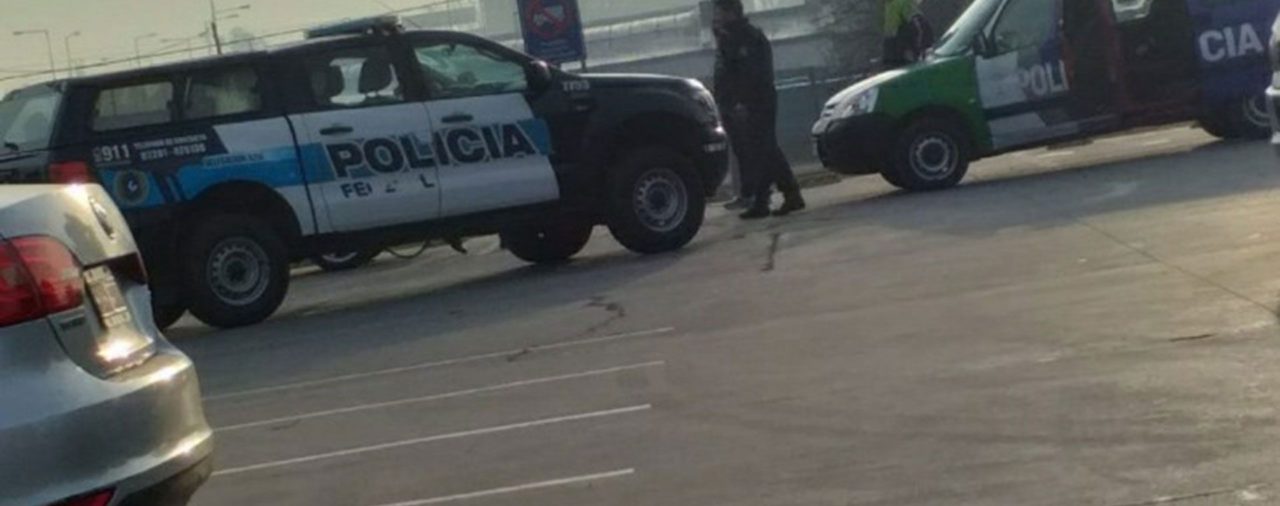 Azul: un policía de la Bonaerense y otro de la Federal fueron baleados en un confuso episodio