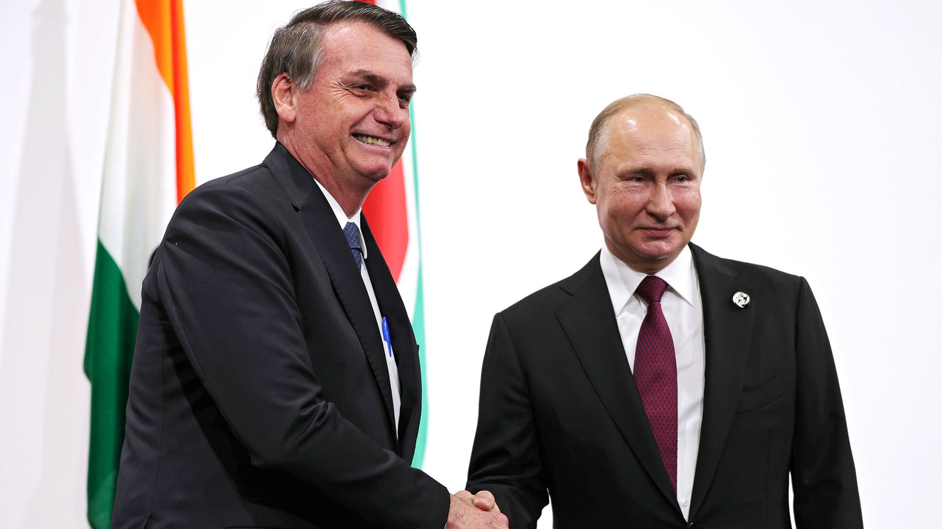 El presidente de Rusia, Vladimir Putin  y el de Brasil, Jair Bolsonaro, durante la cumbre del BRICS en Osaka, Japón, el 28 de junio de 2019. (Reuters).