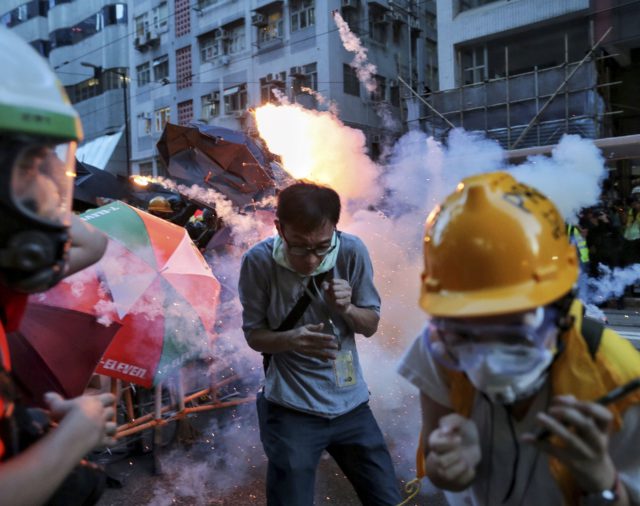 China quiere que Hong Kong castigue "conforme a la ley" a los manifestantes prodemocracia que fueron reprimidos con gases