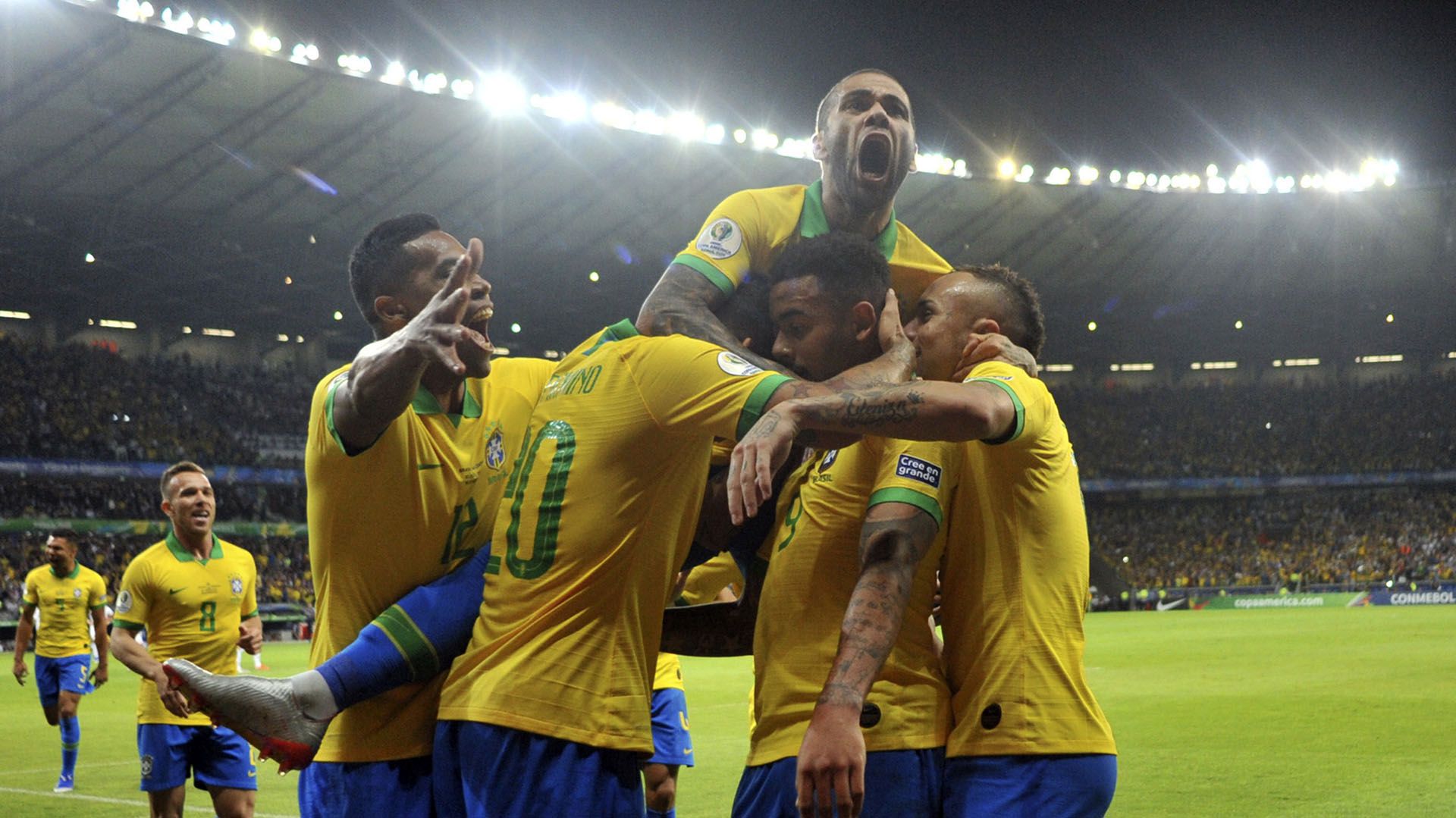 Dani Alves celebra un gol de Brasil. El defensor del Scracht fue elegido el mejor jugador de la Copa América (AP Photo/Eugenio Savio)