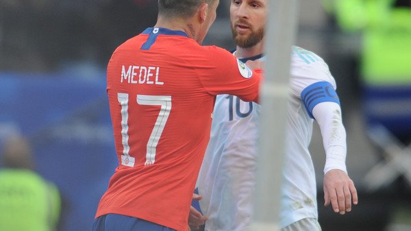 El fuerte cruce entre Lionel Messi y Gary Medel que terminó con los afuera