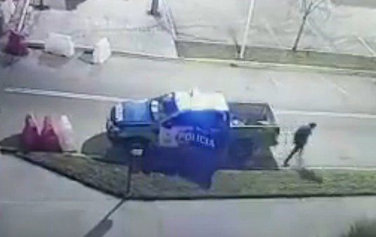 El video de la insólita fuga de un preso que se escapó esposado del patrullero cuando los policías se quedaron "dormidos"