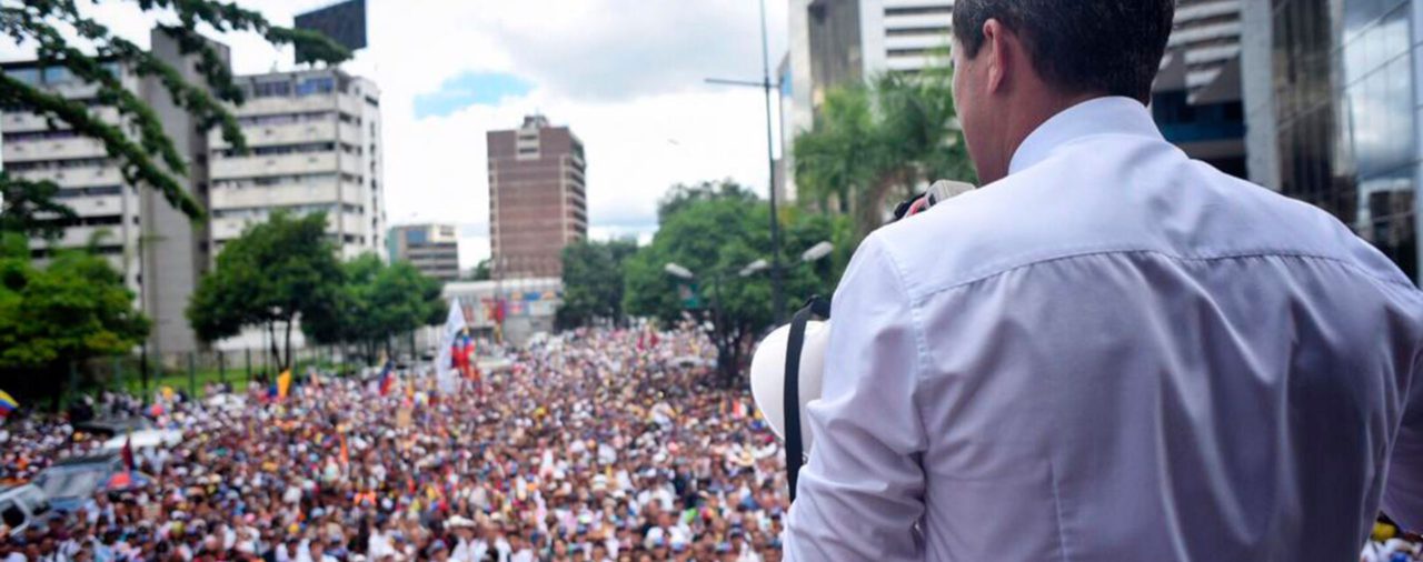 Guaidó marchó a una prisión del régimen de Maduro: "A metros de aquí torturan y asesinan venezolanos que piensan distinto"