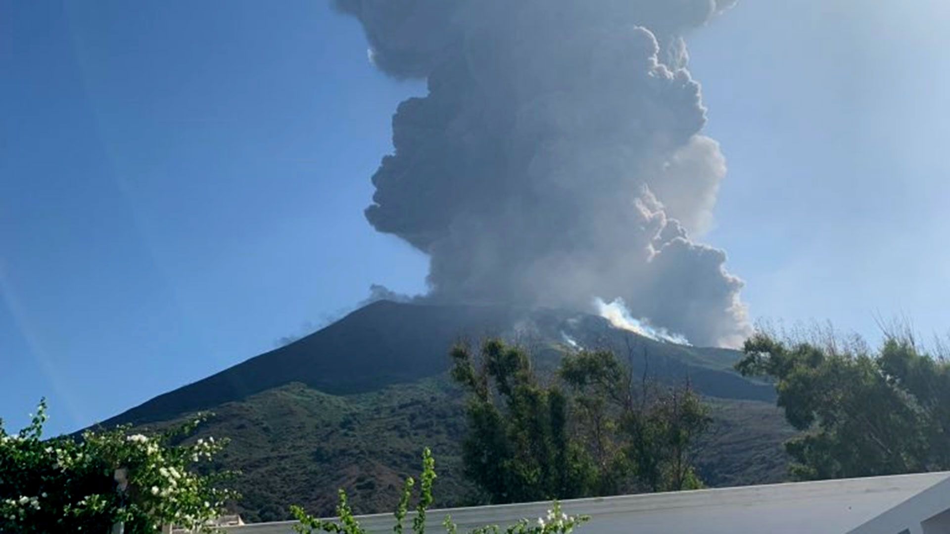 Volcán Strómboli en erupción (Reuters)