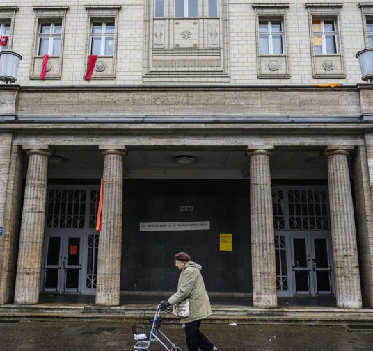 La ciudad de Berlín adquirió 670 viviendas sobre la avenida Karl Marx para combatir la suba de alquileres