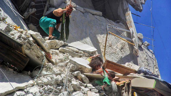 La desgarradora foto de tres nenas en medio de los bombardeos en Siria