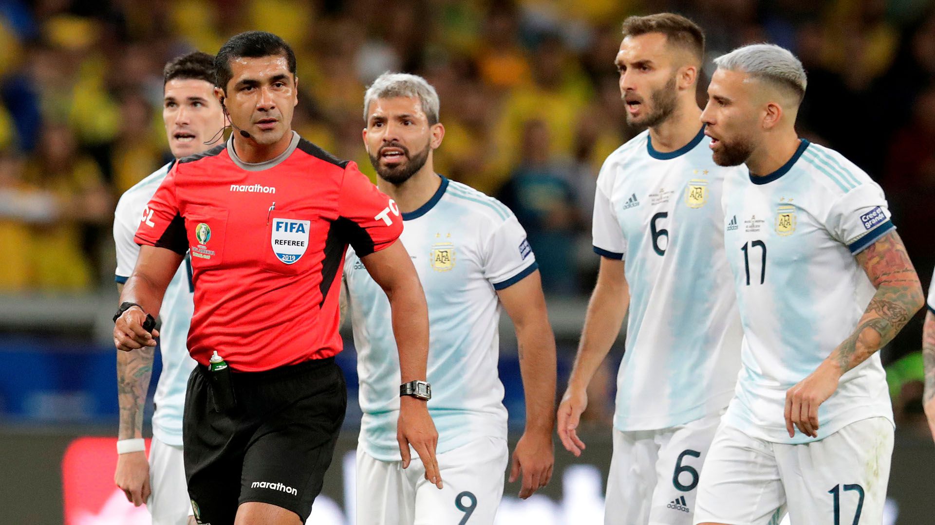 El plantel argentino contra el árbitro ecuatoriano Roddy Zambrano (REUTERS/Henry Romero)