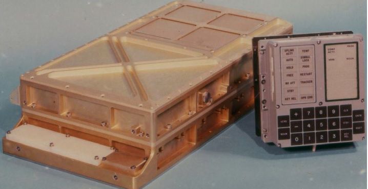 La computadora creada por Alonso, y que llevó al Apolo 11 a la Luna, tenía un procesador que corría a 0,043 MHz. Hoy en día, un procesador de última generación de un smartphone de alta gama tiene ocho núcleos de los cuales cada uno puede llegar hasta los 2,73 GHz