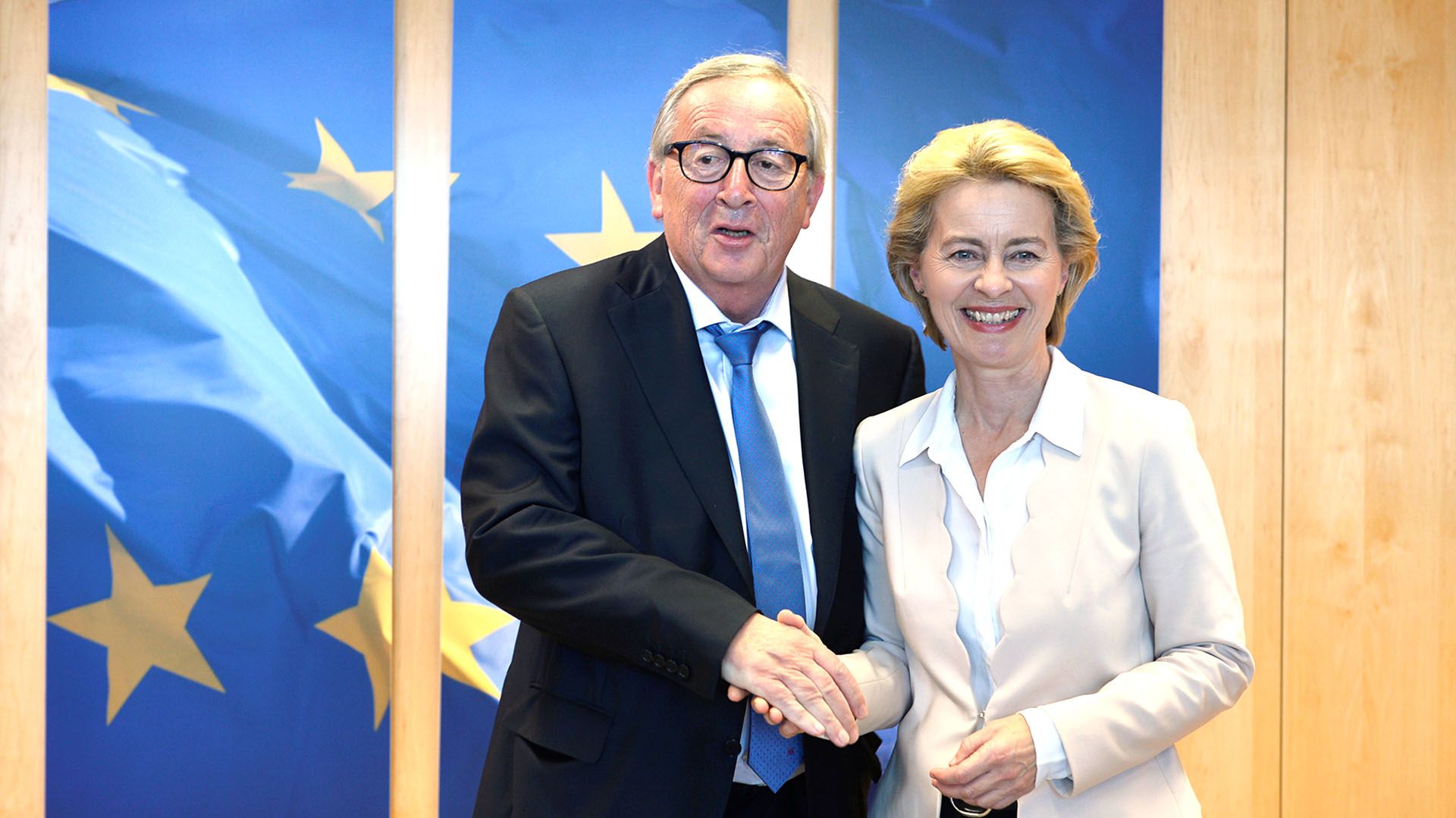 El Presidente de la Comisión europea, Jean-Claude Juncker, posa con quien lo sucederá en el cargo a partir de noviembre, Ursula von der Leyen, en Bruselas, Bélgica, el 23 de julio de 2019 (REUTERS/Johanna Geron)