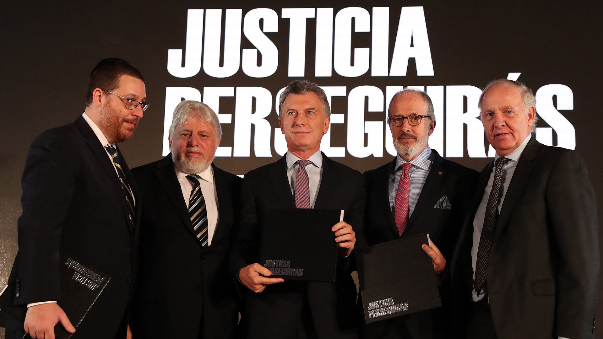 Mauricio Macri junto a Adrián Werthein y las autoridades de la AMIA y DAIA