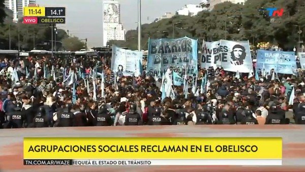 Otro día de marchas en el centro porteño: Barrios de Pie reclama con ollas populares en el Obelisco
