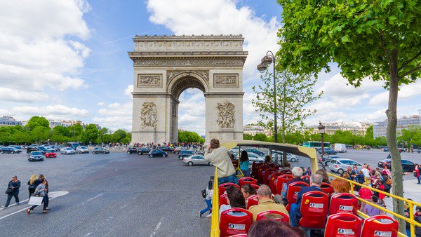 París quiere poner freno a los buses turísticos