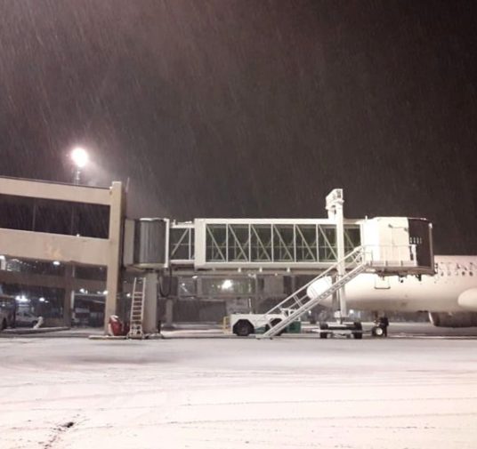 Por la intensa nevada, cerraron el aeropuerto de Bariloche: se esperaba el arribo récord de pasajeros
