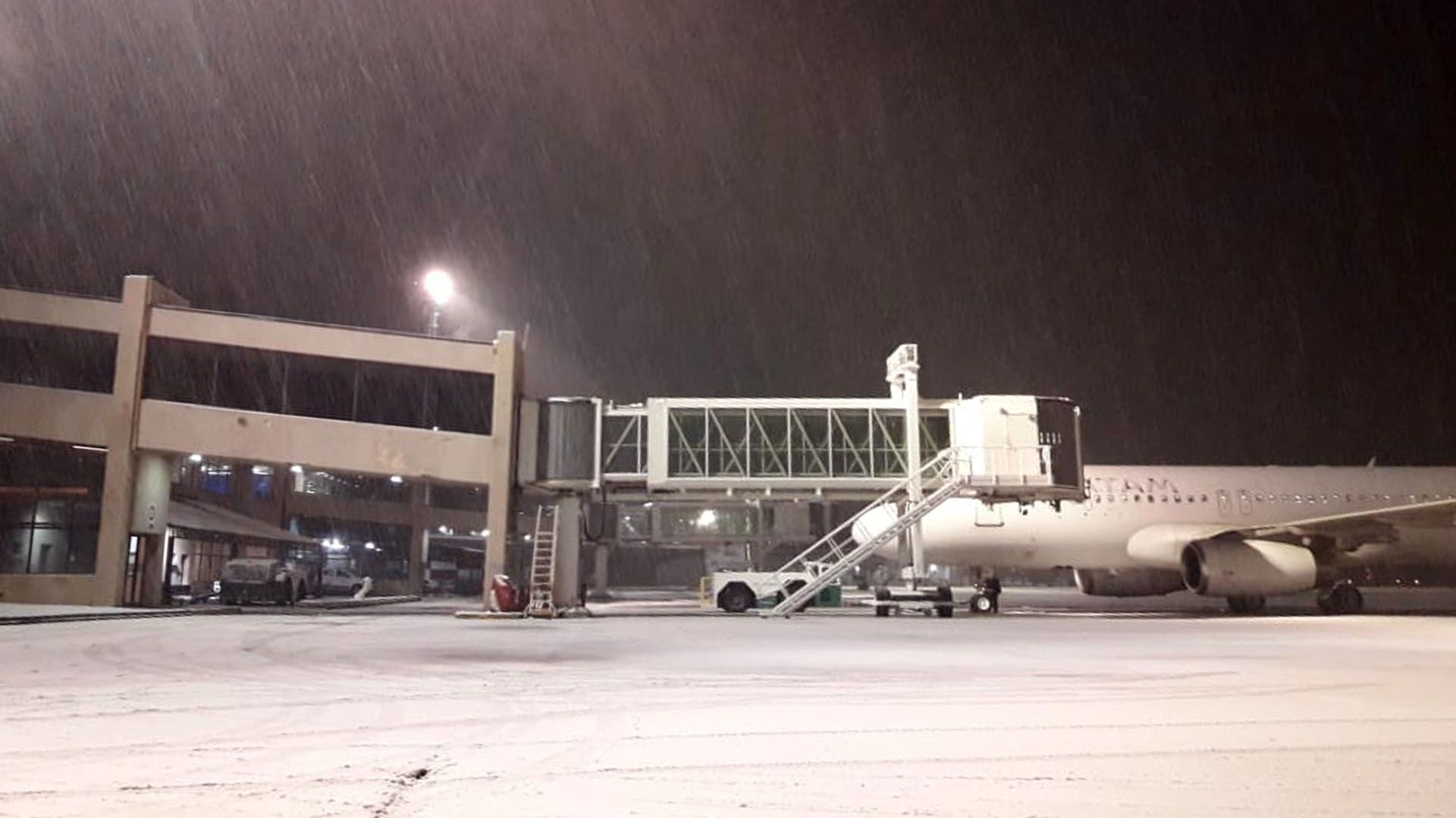 La acumulación de nieve en la pista complica el aterrizaje de los aviones (@munoznotired)