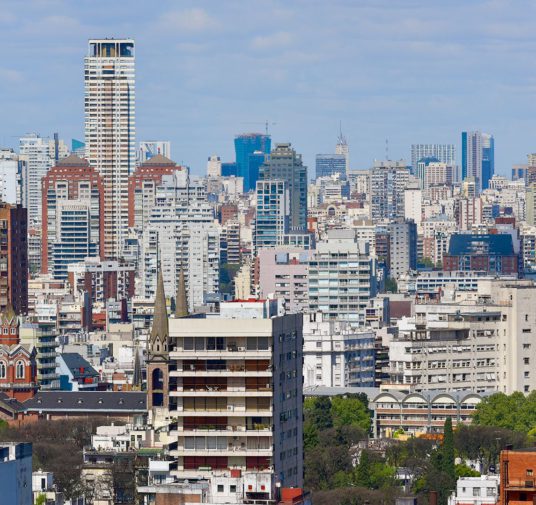 Precios en baja y pocas valuaciones en pesos: el panorama inmobiliario de Buenos Aires, Rosario y Córdoba