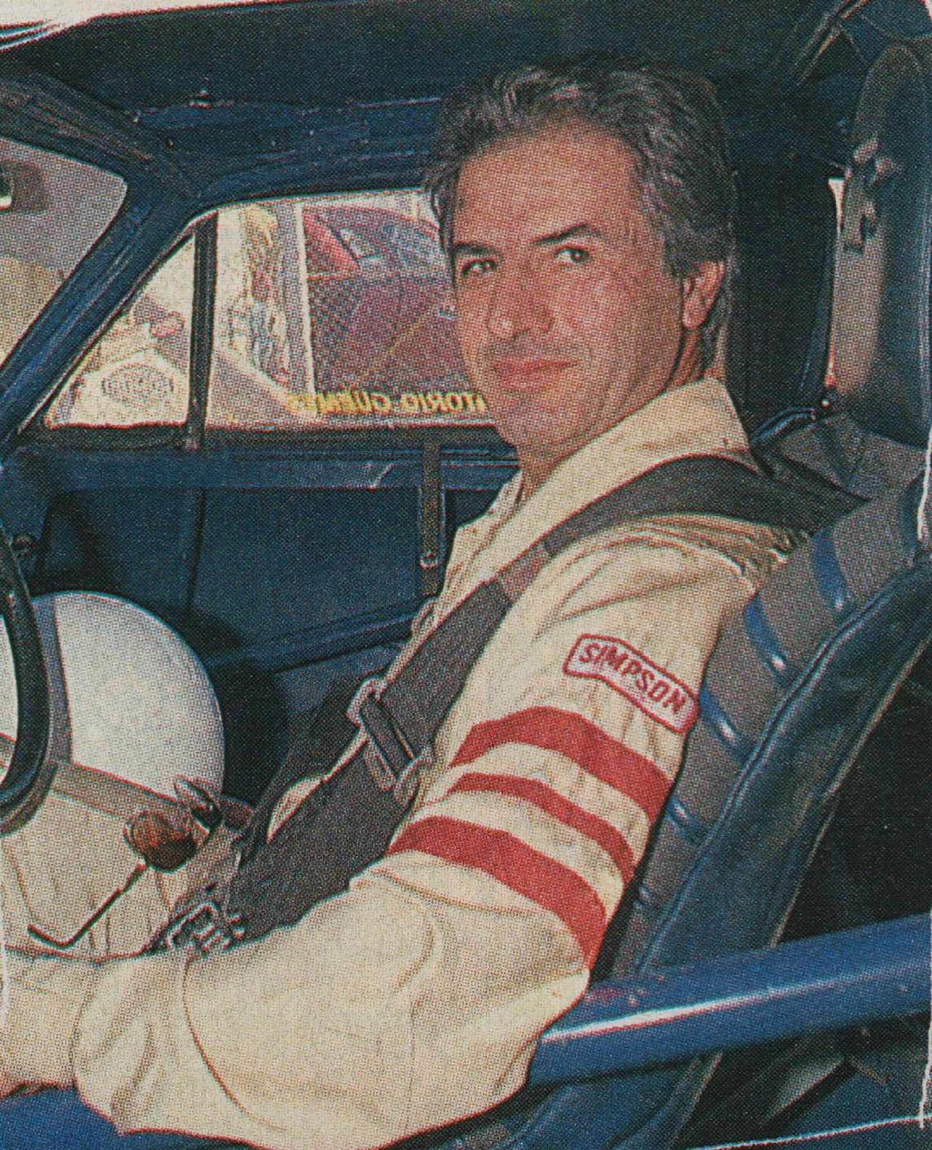Roberto José Mouras sentado en su Chevrolet en 1992. Archivo CORSA