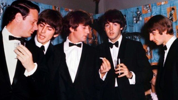 Subastan el primer contrato acordado entre The Beatles y su agente Brian Epstein