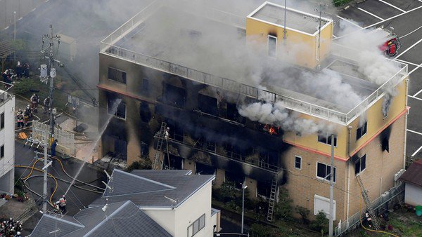 Trece muertos y decenas de heridos por un incendio intencional en un estudio de animación de Japón