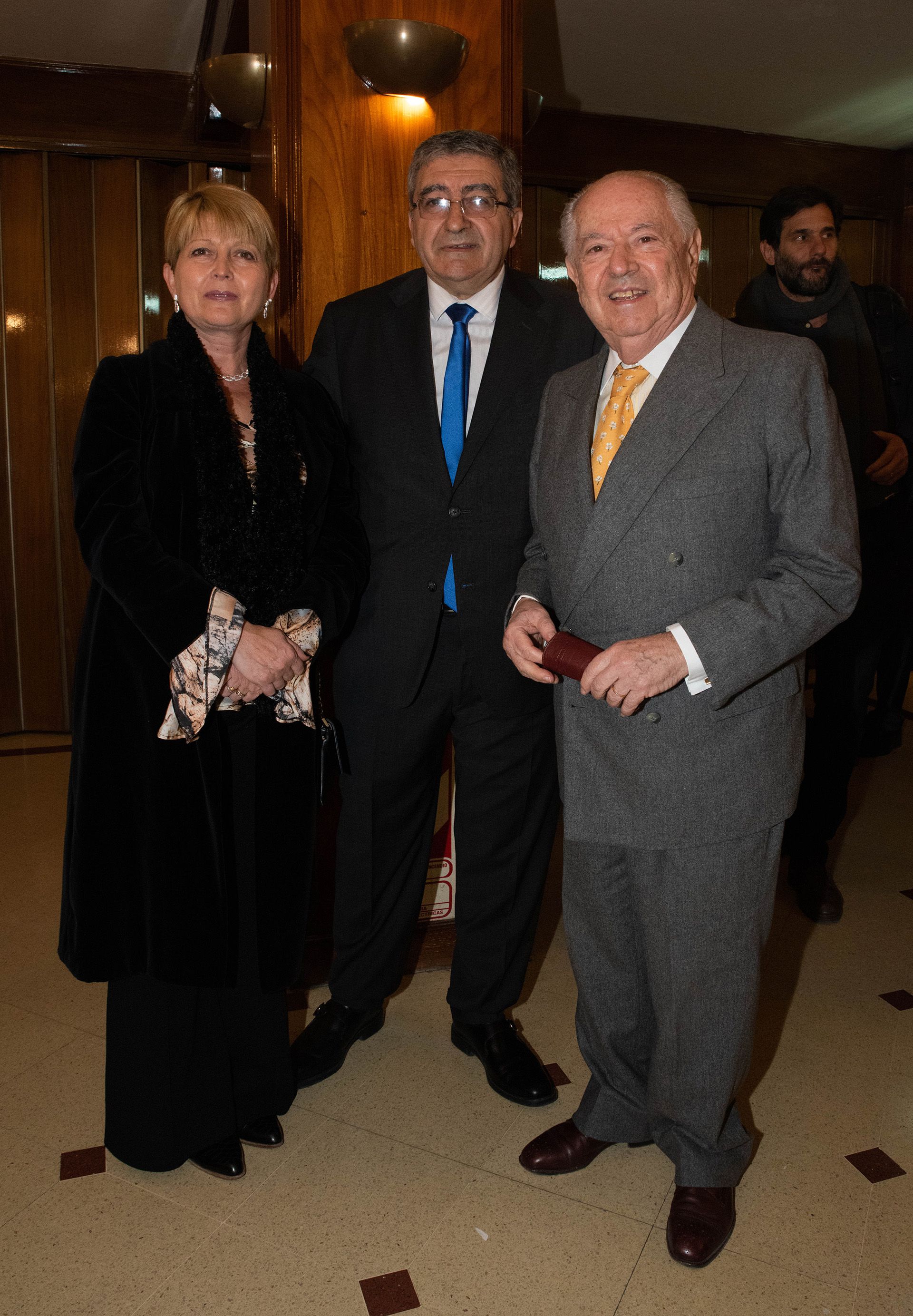 Miguel Ortiz Pellegrini, convencional constituyente, con su esposa y Carlos Corach