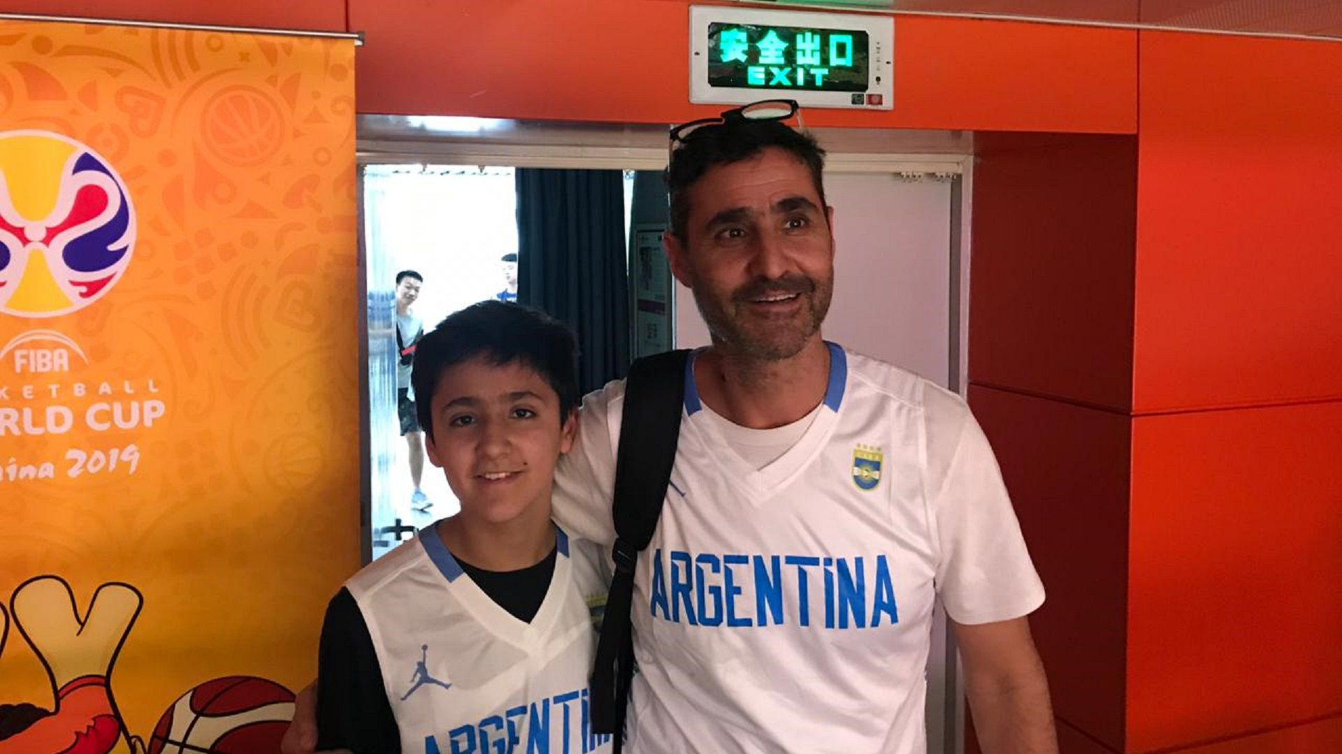 Los primeros argentinos en ingresar al estadio para ver el estreno de Argentina