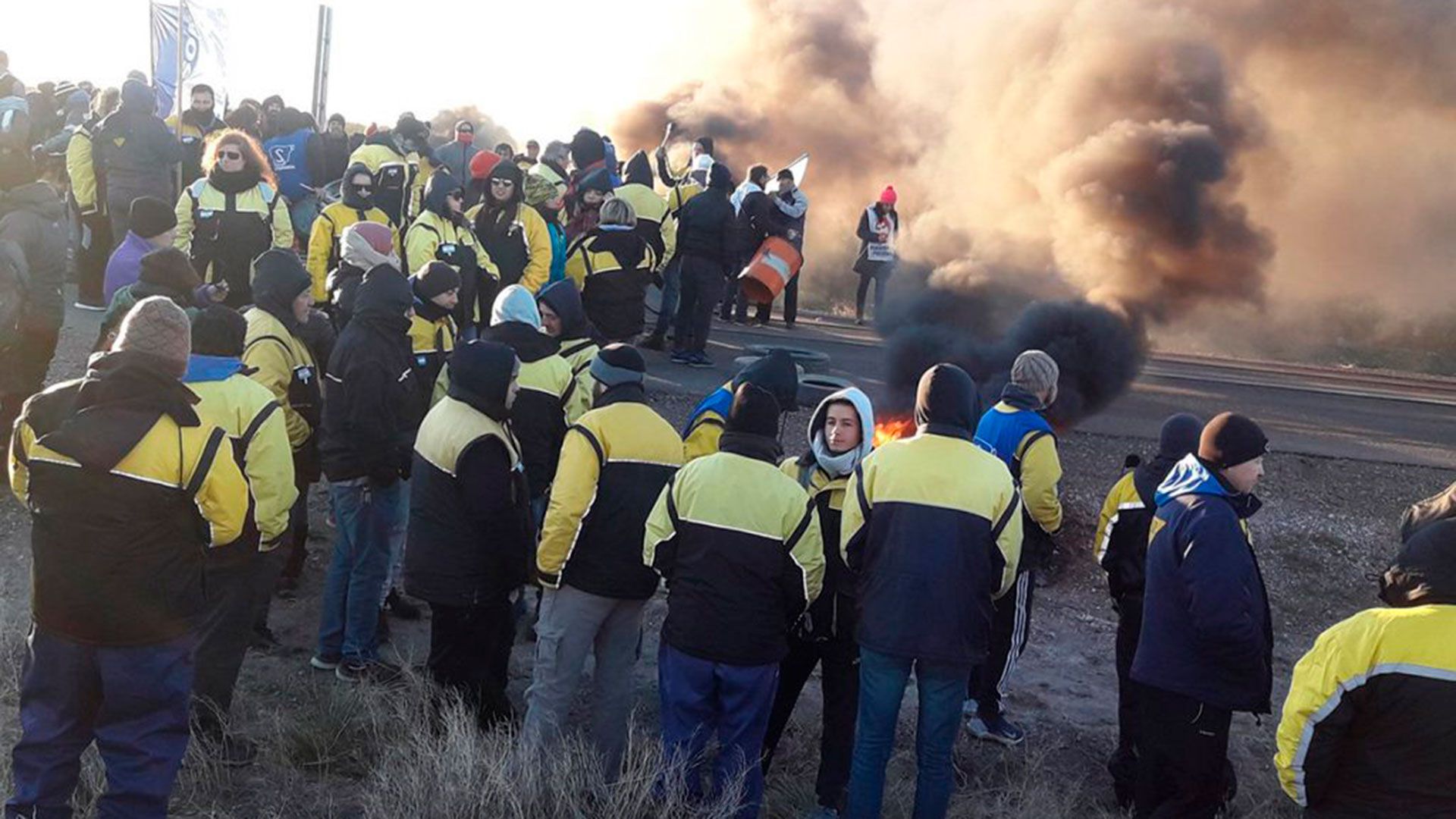 Corte de ruta de trabajadores viales y estatales en Chubut. La provincia transita días de tensión.