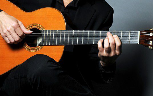 César Angeleri, un escultor de la guitarra: cómo es su disco Punto de partida