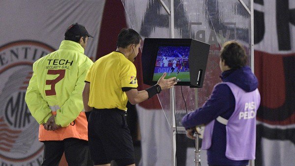 Difundieron el diálogo del árbitro con la cabina del VAR en River-Cerro Porteño y Conmebol hizo un anuncio para el futuro
