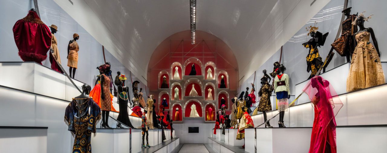 "Dior, de París al mundo": una muestra en Dallas que exhibe los mejores vestidos explora la vida y obra del gran diseñador francés