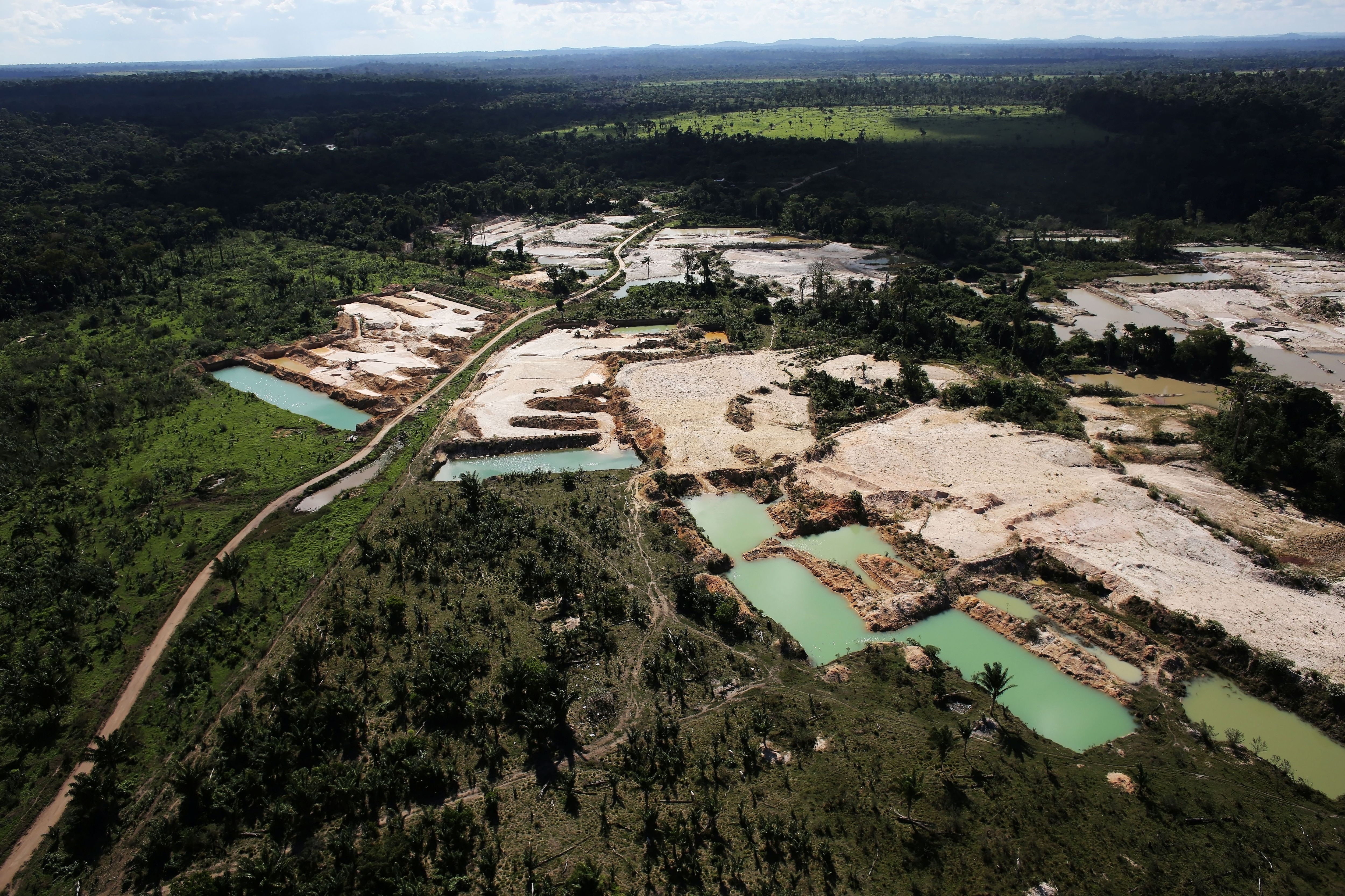 Imagen de una mina de oro ilegal en una zona deforestada en el Amazonas de Brasil (REUTERS/Nacho Doce/Archivo)