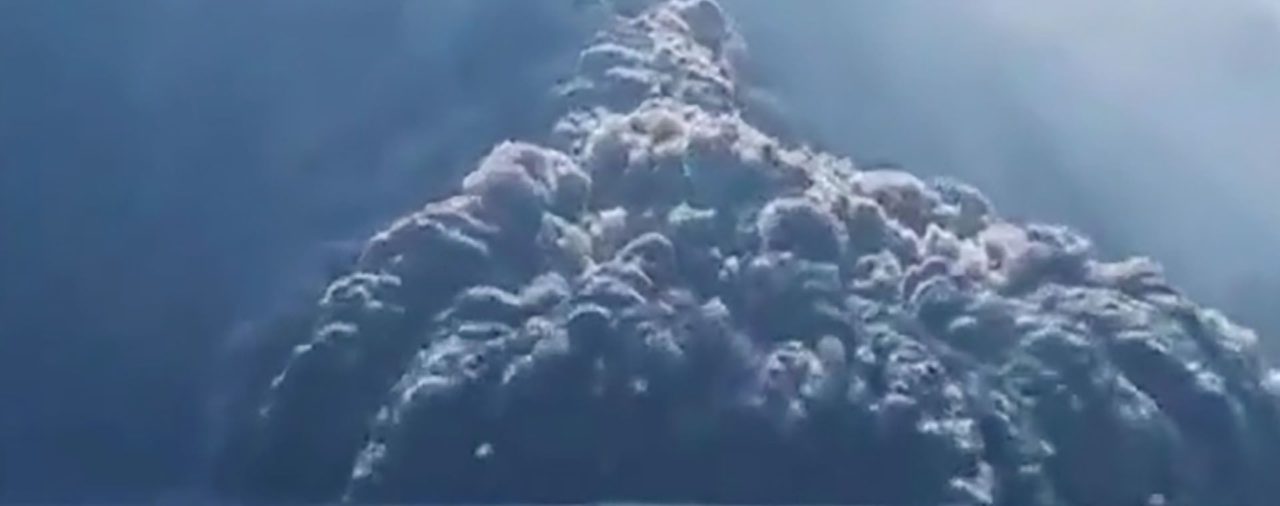 Escape "de película" de turistas en una lancha para no ser alcanzados por la erupción del volcán Stromboli