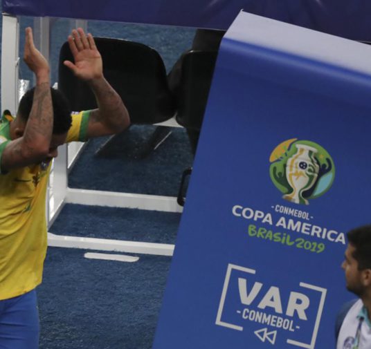 La Conmebol sancionó a Gabriel Jesús por su ataque de ira contra el VAR y a Brasil por el festejo con Jair Bolsonaro