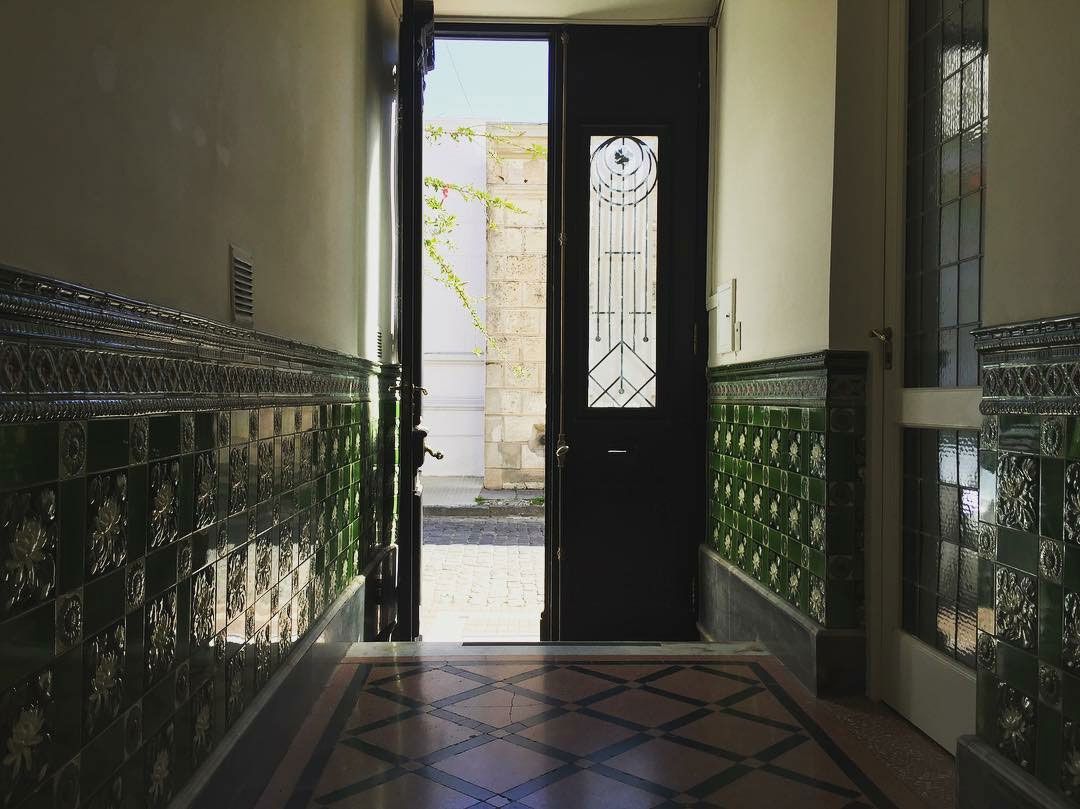 La gran puerta de ingreso a la casona. Los pisos y cerámicos son originales.