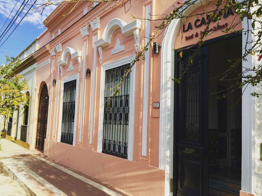 La fachada estilo colonial de la casona en la que vivió el presidente Raúl Alfonsín